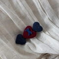 Dettaglio del fermaglio per capelli a cuore in tessuto blu navy e centro rosso - Molletta Cuore Grigio Blu