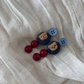 Dettaglio di due fermagli per capelli in maglia blu con orsetti e perline rosse - Mollette Orso Grigio Blu