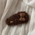 Detail der flauschigen braunen Haarspange mit beflocktem Bären und goldenem Hand Made Etikett - Brauner Bär