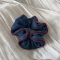 Dettaglio scrunchie in maglia blu scuro con bordo bordeaux e trama effetto denim - Scrunchie Bordo Sigillato Grigio Blu