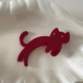 Close-up of a red cat-shaped acetate hair clip placed on a white shell textured plate - Cat Shape (Red) / Red