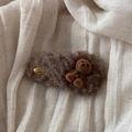 Detail von Plüsch-Haarclip mit Teddybär und goldenem Hand Made Metall-Etikett - Khaki Bär