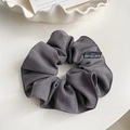 Elastico per capelli minimalista in tessuto grigio scuro con trama a rilievo - Scrunchie / grigio scuro