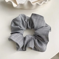 Elastico per capelli in tessuto grigio con trama a righe fini ed etichetta nera - Scrunchie / Grigio chiaro