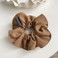 Elastico per capelli in lino marrone caramello con etichetta per coda di cavallo - Scrunchie / Marrone