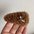 Dettaglio macro della clip per capelli in peluche marrone con orsetto e strass - Orso Caffè Chiaro