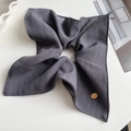 Foulard quadrato grigio scuro con dettaglio logo in metallo dorato POKO FOSCA - Stile Sciarpa / grigio scuro