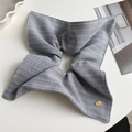 Chouchou élégant en tissu à rayures grises avec logo métallique pour queue de cheval - Style Foulard / Gris clair