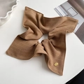 Chouchou en tissu marron avec plis carrés et étiquette métallique dorée de marque - Style Foulard / Marron