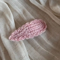 Detail of pink hand-crocheted wool hair clip with wavy edges and woven texture - Light Pink