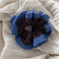 Détail du chouchou tricoté bleu et marron avec perles fines sur bordure dentelle - Bordure Bleue