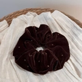 Vue détaillée d'un grand chouchou en velours marron à pois dorés sur tissu en lin - Chouchou en Velours Pressé à Chaud / Marron