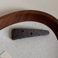 Dettaglio ravvicinato del fermaglio per capelli in maglia a pois grigi su vassoio in legno - Triangolo Sottile / Grigio a Pois Triangolo Sottile