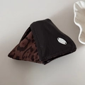 Detail der Leopard-Stofftasche und des dunkelbraunen Leders mit ovaler Metallplakette - Leder Patchwork Dreiecks-Klammer / Kaffee Leopard