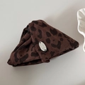Nahaufnahme von Accessoire mit Leopardenmuster und metallischem Logo-Schild - Dreieck / Kaffee Leopard