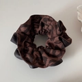 Detailaufnahme von Scrunchie mit Leopardenmuster und schwarzem Leder-Patchwork und Gummiband - Taillenring Haargummi / Kaffee Leopard