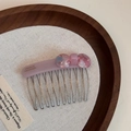 Detail eines handgefertigten Acetat-Haarkamms mit Schleife und zehn silbernen Metallzinken - Rosa