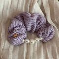 Détail d'un chouchou en tricot violet avec perles blanches et badge doré Wings - Violet