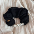 Détail d'un chouchou en maille noire avec grandes perles blanches et badge doré - Noir