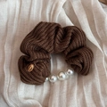 Détail de chouchou en maille marron avec de grosses perles blanches et médaillon doré - Marron