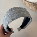 Dettaglio della morbida trama a maglia grigia e del design ampio della fascia invernale - Bordo Largo in Maglia / Grigio chiaro