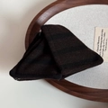 Dettaglio macro della borsa triangolare in maglia con strisce marroni e nere - Foulard Triangolare / A Strisce Caffè Scuro