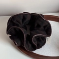 Dettaglio di scrunchie in tessuto testurizzato con bordo in ecopelle su vassoio - Stile Sciancrato / A Strisce Caffè Scuro