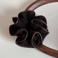 Vista ravvicinata di elastico scrunchie in maglia retrò con bordo in pelle marrone - Scrunchie piccolo / A Strisce Caffè Scuro