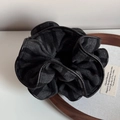 Dettaglio di scrunchie oversize a righe grigie con elegante bordo in ecopelle nera lucida - Stile Sciancrato / A Strisce Grigio Scuro