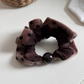 Dettaglio di elastico per capelli in peluche marrone a pois con elegante perla nera - Cerchio con Perle e Pois in Peluche-Caffè