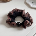 Vista dettagliata dell'elastico in peluche a pois con finta pelliccia e perla nera lucida - Cerchio con Perle e Pois in Peluche-Nero
