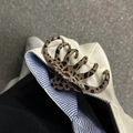 Dettaglio di un fermaglio per capelli leopardato in resina su superficie di tela - Leopardo Chiaro