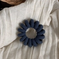 Dettaglio della trama in tessuto twill sull'elastico per capelli a spirale blu - Blu Marino Saia