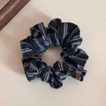 Dettaglio di elastico per capelli a righe blu navy con etichetta di marca pregiata - Riga Blu Notte