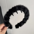 Détail du serre-tête noir en peluche avec dents intégrées pour un maintien sûr - Noir