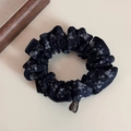 Dettaglio dell'elastico blu scuro con motivo a fiori e conigli e etichetta tessuta - Fiori Navy