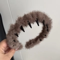 Détail de la texture pelucheuse café et des dents antidérapantes noires du serre-tête - Brun Clair