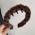 Détail d'un serre-tête en peluche marron avec des dents intérieures antidérapantes noires - Marron Foncé