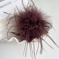Pince à cheveux en plumes bordeaux avec chaîne de perles sur plat en céramique - Rouge