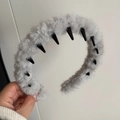 Vue détaillée du serre-tête en peluche grise avec peigne à dents pour coiffure fixée - Gris