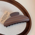 Detail of a large brown resin hair claw clip with white stripes on a wooden tray - Matte Stripe-Fan-shaped Claw / Coffee
