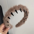 Détail du serre-tête en peluche duveteuse montrant la texture et les dents en plastique - Abricot