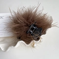 Pince à cheveux avec plumes marron, chaîne dorée et perles blanches pour femmes - Marron