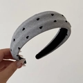 Primer plano de diadema gris claro con corazones negros y forro interior antideslizante - Gris