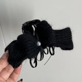 Detailaufnahme der schwarzen Strick-Schleife Haarklammer mit Perle und Bändern - Schleifenklammer Stil / Schwarz