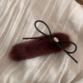 Detalle de pinza para el pelo de peluche granate con lazo negro y colgante dorado elegante - Burdeos