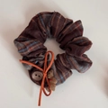 Detalle de coletero retro de cuadros con lazo naranja y colgante de osito de madera - Tela Gris Marrón Lazo Naranja Oso Scrunchie