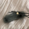 Detalle de pinza para el pelo de felpa azul oscuro con lazo negro y placa dorada - Verde