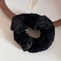 Vue détaillée du grand chouchou en velours noir avec texture gaufrée unique et style vintage élégant - Flocage - Chouette Noire