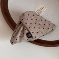 Dettaglio del borsellino in maglia color crema a pois con etichetta fatta a mano - Albicocca Latte a Pois - Molletta Triangolare